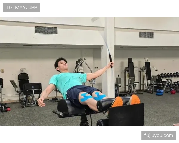 孙杨家的冰箱里塞满蛋白粉，邻居说他半夜三点还在泳池扑腾